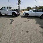 גרר יואב שירותי גרירה גורר רכב חשמלי מסוג טסלה על כביש פתוח