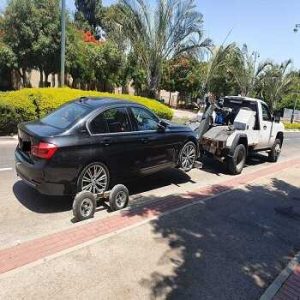 שירותי גרירה לרכב פרטי שחור בכביש שכונתי