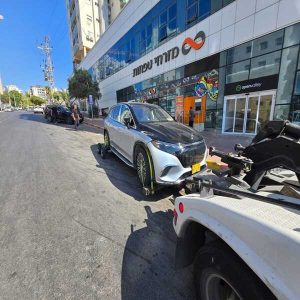 גרר בתל אביב גורר מכונית לבנה
