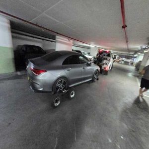 גרר דולי ומשקפיים גורר מחניון תת קרקעי